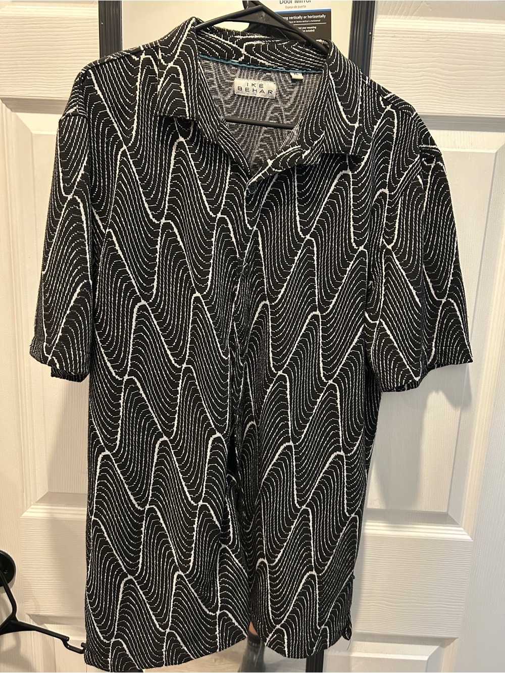 Ike Behar Black Short Sleeve Button-Up with White Wave Pattern
